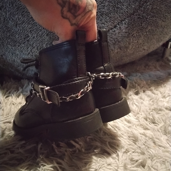 Kids Black Leather Boots with Chain Detail - Picture 4 of 6